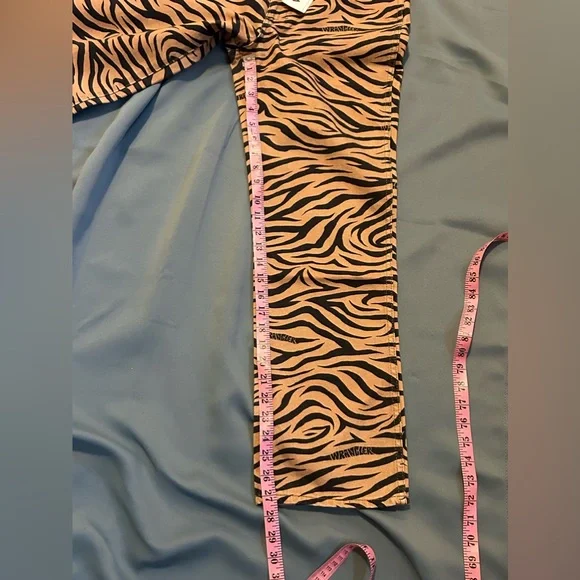 Wrangler Women's High Rise Wild West Purr Print Straight Jeans  size 30x28 - Picture 8 of 12